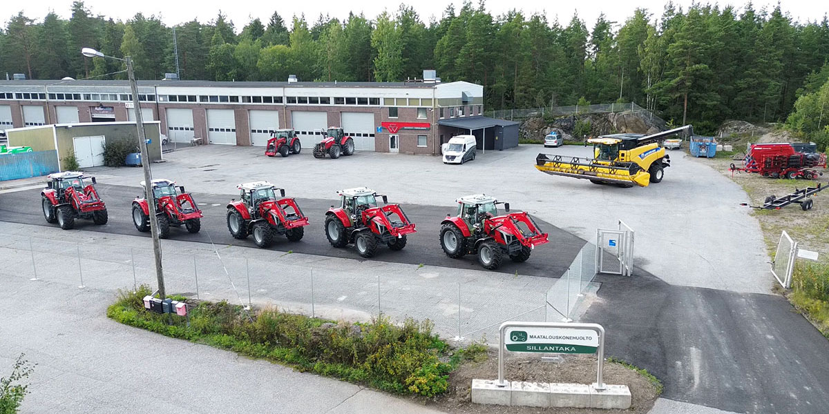 Maatalouskonehuolto Sillantaan Raision korjaamo Sitomokuja 6:ssa, Raisiossa. Pihalla monta Massey Fergusonin traktoria, huoltoauto sekä puimuri.